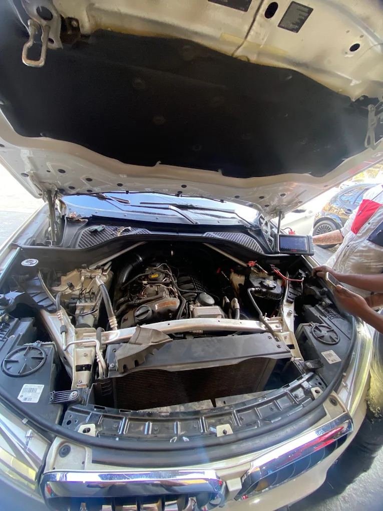 Diagnóstico com scanner no motor de uma BMW