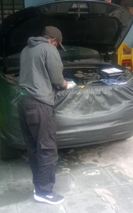 Mecânico da ELZ Racing trabalhando no cofre do motor