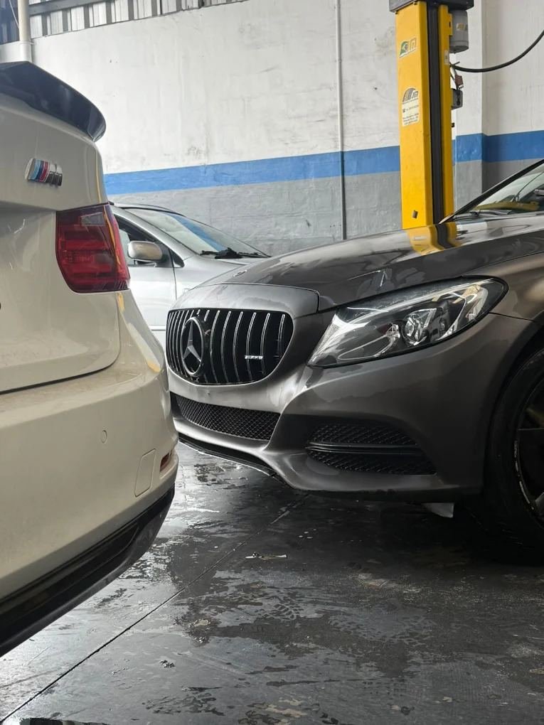 BMW e Mercedes-Benz no pátio da ELZ Racing