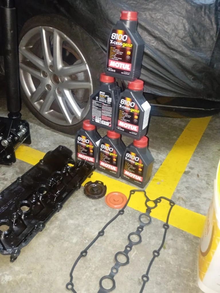 Óleo Motul e juntas novas separados para manutenção preventiva